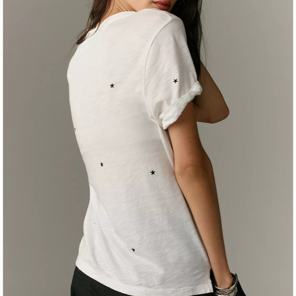 T.La Lars Classic Vneck White Tshirt w Embroidered Blue Hearts Women's Size S - Picture 2 of 8